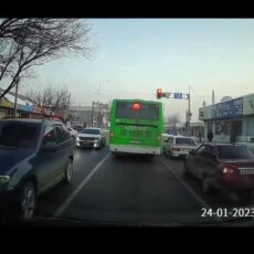 Водитель-торопыжка проехал на красный (видео)