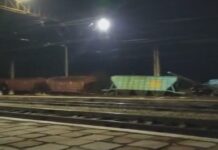 Поезд сошел с рельсов и снес бетонный столб в Манкенте