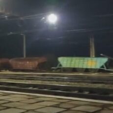 Поезд сошел с рельсов и снес бетонный столб в Манкенте