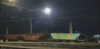 Поезд сошел с рельсов и снес бетонный столб в Манкенте