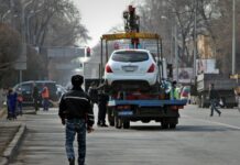 Шымкентские полицейские забирают авто должников на штрафстоянку