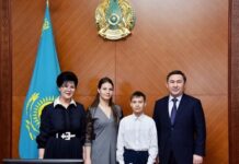 Школьника из Шымкента наградили за помощь Турции