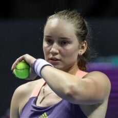 Теннисистка Елена Рыбакина травмировала спину в Дубае