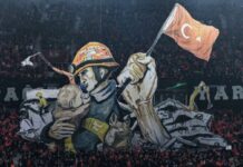 Турецкие фанаты поблагодарили казахстанских спасателей во время матча