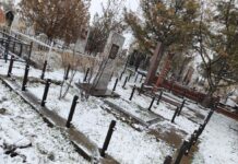 В Шымкенте на кладбище вандалы выкорчевали ограды