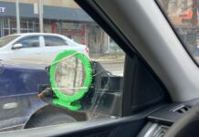 Казнет рассмешило видео с косметическим зеркалом вместо бокового