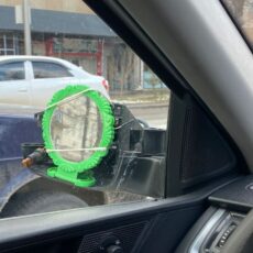 Казнет рассмешило видео с косметическим зеркалом вместо бокового
