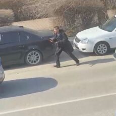 Мужчина устроил стрельбу в центре города. Есть раненые