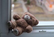 В Шымкенте из окна выпала 5-летняя девочка