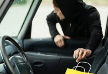 Крупную сумму денег украли из бардачка автомобиля в Шымкенте