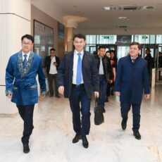 Областной акимат облачился в национальную одежду