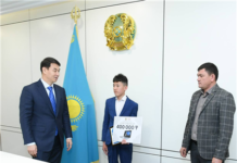 Школьника, спасшего трёхлетнего малыша, наградили в Туркестанской области