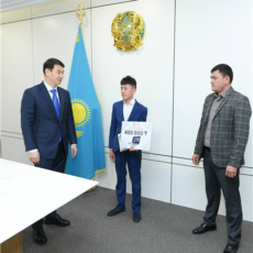 Школьника, спасшего трёхлетнего малыша, наградили в Туркестанской области