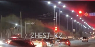 На игрушечной машине по улицам Шымкента передвигались возлюбленные