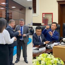 Шымкентским депутатам вручают мандаты