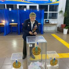 89-летний ветеран тыла проголосовал первым в Шымкенте