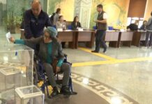 Люди с ограниченными возможностями голосуют в Шымкенте