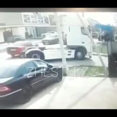 Жуткое ДТП: Девочку переехал грузовик в Шымкенте (видео)