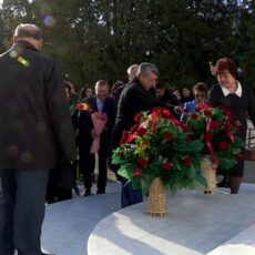 Шымкентцы возложили цветы к монументу «Қазақ еліне мың алғыс»