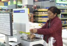 В торговых сетях стали искать замену дорогим товарам