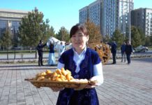 В Шымкенте раздают миллион бауырсаков и курт