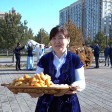 В Шымкенте раздают миллион бауырсаков и курт