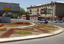 Шымкентский вокзал усыпали цветами