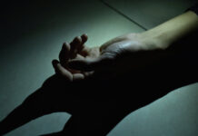 Тела двух молодых людей обнаружили на съемной квартире