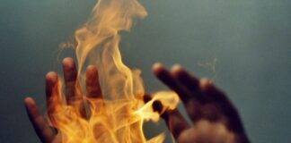 Пьяный мужчина облил сожительницу бензином и поджег