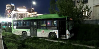 Четыре человека погибли под колесами автобуса