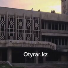 Опасные игры: дети разгуливали по крыше «Фосфорника»