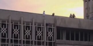 Опасные игры: дети разгуливали по крыше «Фосфорника»