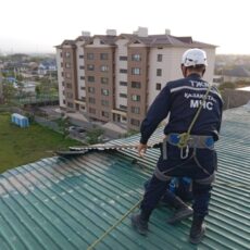 Спасатели Шымкента починили крышу, поврежденную сильным ветром