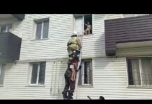 Двоих детей вывели с горящей квартиры шымкентские пожарные