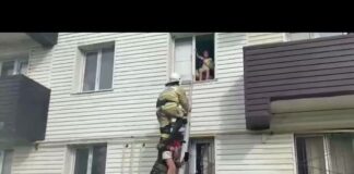 Двоих детей вывели с горящей квартиры шымкентские пожарные