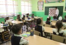 В Сарыагаше родители просят не закрывать школу, которая принадлежала Тулешову