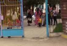 Шымкентцы недовольны закрытием детсада: дети остались на «улице»