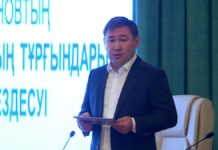 О благоустройстве дворов говорил аким с жителями Аль-Фарабийского района