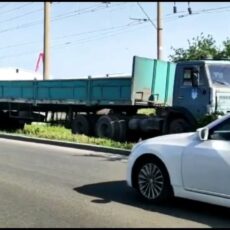 Камаз раздавил легковой автомобиль в Шымкенте