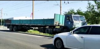 Камаз раздавил легковой автомобиль в Шымкенте