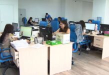 Выживаем: Казахстанцы вынуждены работать в нескольких местах одновременно