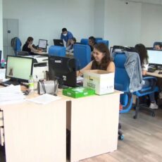 Выживаем: Казахстанцы вынуждены работать в нескольких местах одновременно