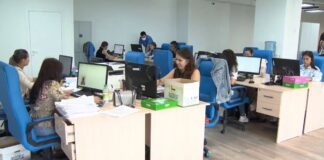 Выживаем: Казахстанцы вынуждены работать в нескольких местах одновременно