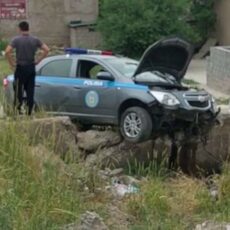 Патрульный автомобиль попал в аварию в Шымкенте