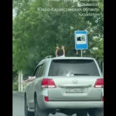 Ребенок ехал, высунувшись из люка машины, в Шымкенте