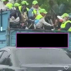 Рабочие в кузове грузовика с ветерком прокатились по улицам Шымкента