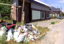 Сельчане вывалили мешки с мусором прямо у акимата