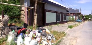 Сельчане вывалили мешки с мусором прямо у акимата
