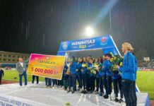 Мурат Айтенов наградил 13-кратных чемпионок Казахстана