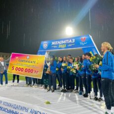 Мурат Айтенов наградил 13-кратных чемпионок Казахстана